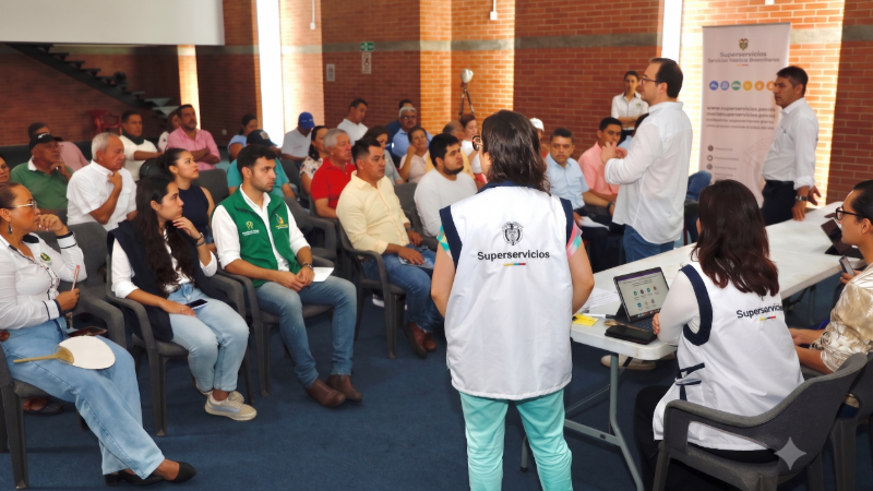 Superintendente, felipe duran, en mesa de trabajo superservicios con comunidad