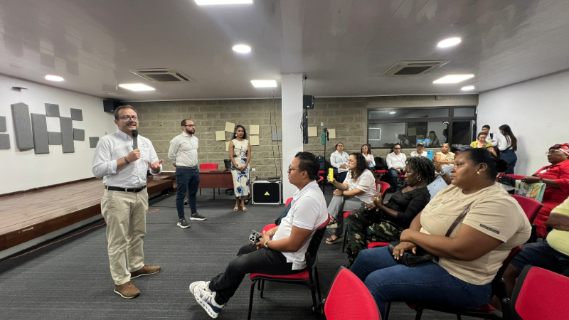 Superintendente, felipe duran, en reunión con la comunidad de san andres