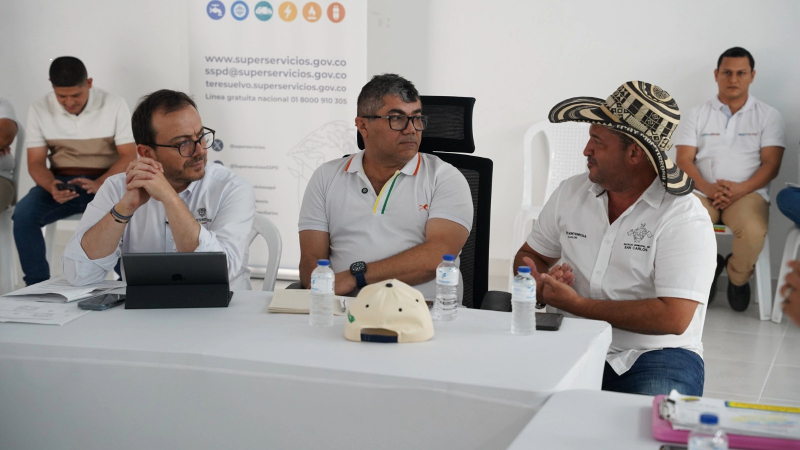Superintendente, felipe duran, con la comunidad de Sahag Cordoba