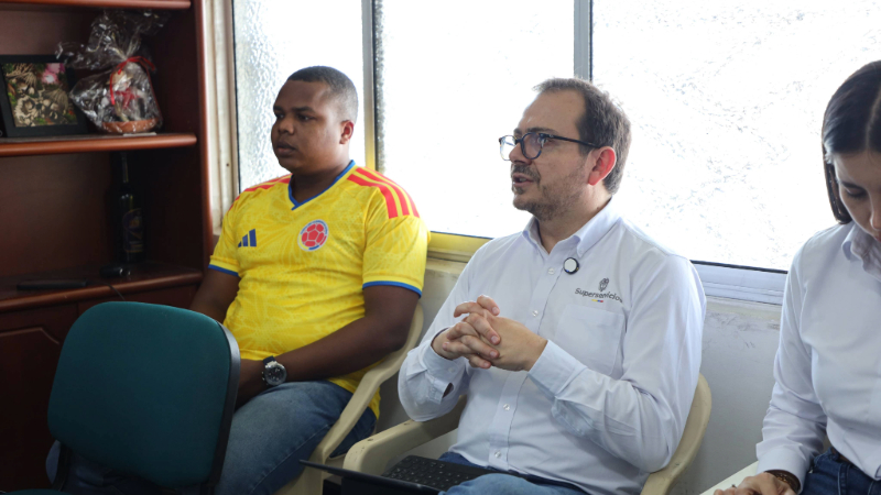 super intendente felipe duran en reunión con empre de acueducto de buenaventura