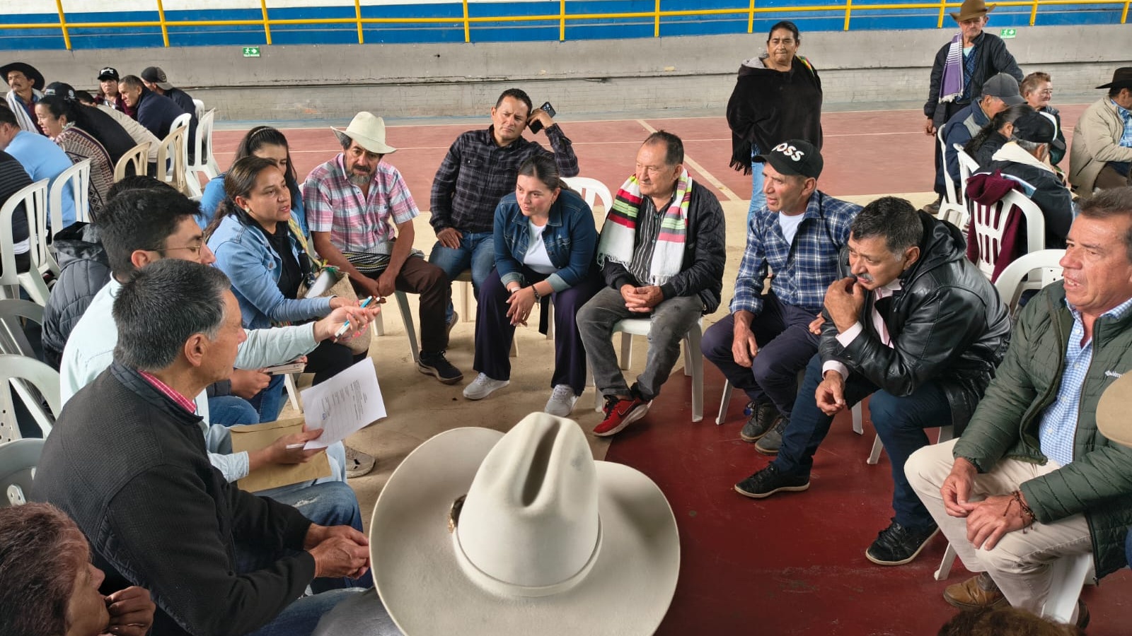 La Superservicios y el Ministerio de Minas socializaron en Ubalá el nuevo Régimen de Protección de los usuarios de servicios públicos.
