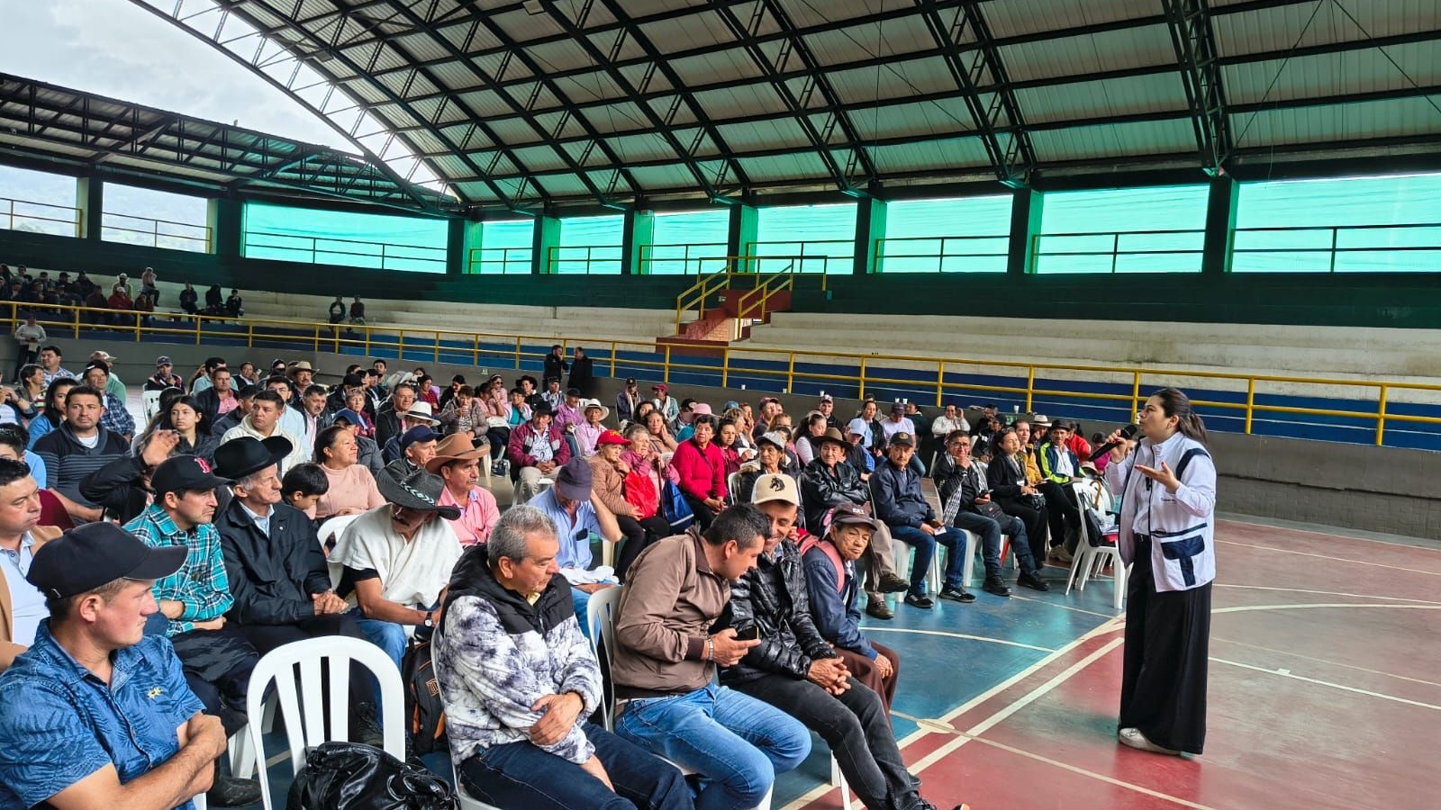 La Superservicios y el Ministerio de Minas socializaron en Ubalá el nuevo Régimen de Protección de los usuarios de servicios públicos.