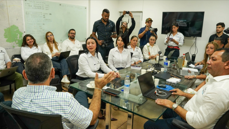reunion entre la superintendenta (E) y alcalde de la ciudad, Carlos Pinedo